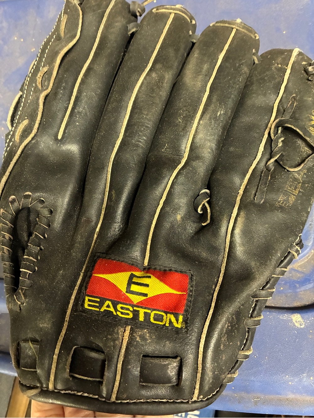 Men’s Baseball Glove. Black Leather. 2 softballs and 1 baseball.